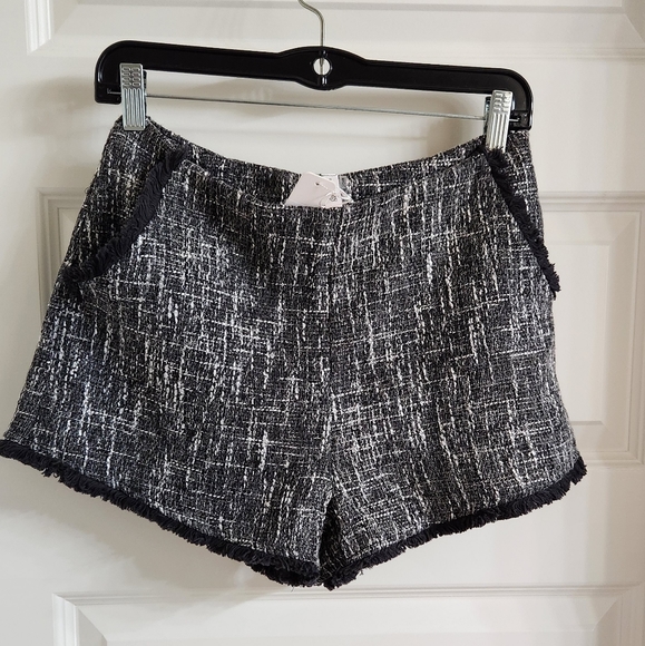 TWEED Fully Lined NEW w/tags Side zip shorts. Front pockets fringe detail.Blk/Wt - Picture 4 of 12